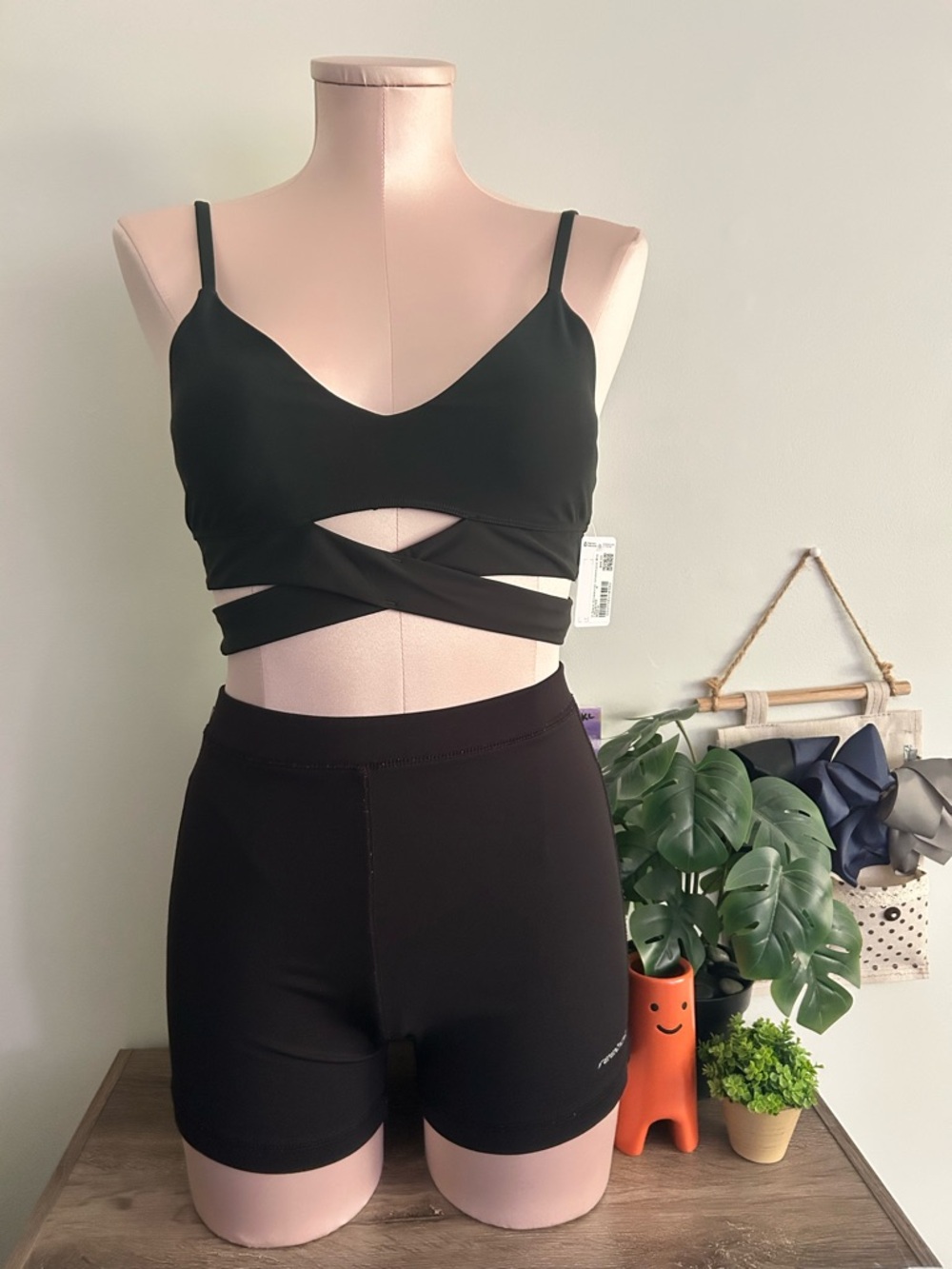 NWT Lululemon V-Neck Crossover Underband Bra - Size: 6